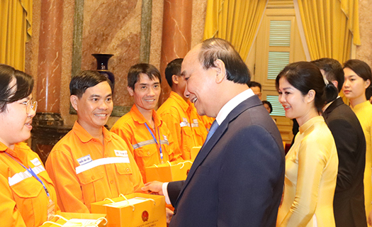 Chủ tịch nước Nguyễn Xuân Phúc gặp mặt cán bộ, công nhân lao động giỏi của EVN